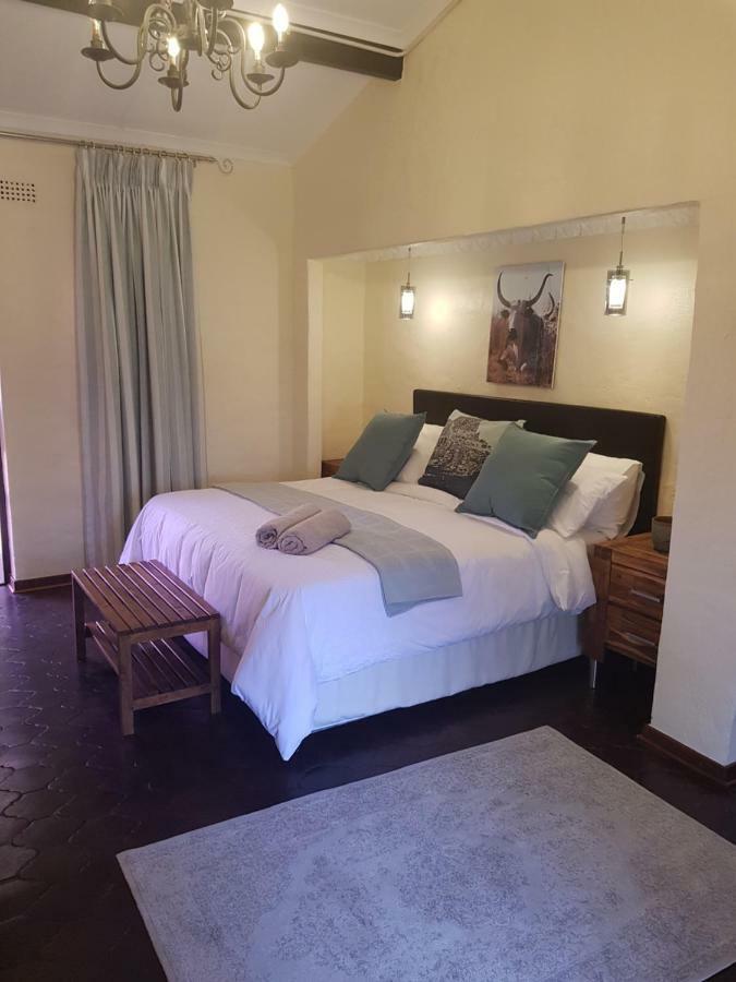 Airport Tower Lodge Кемптън Парк Екстериор снимка