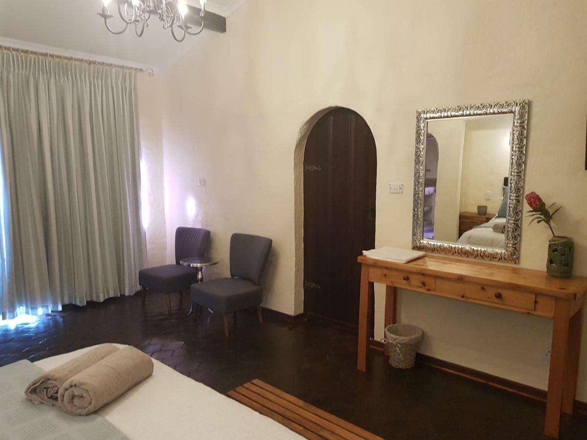 Airport Tower Lodge Кемптън Парк Екстериор снимка