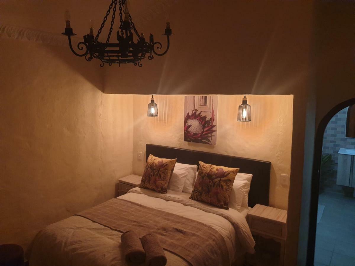 Airport Tower Lodge Кемптън Парк Екстериор снимка
