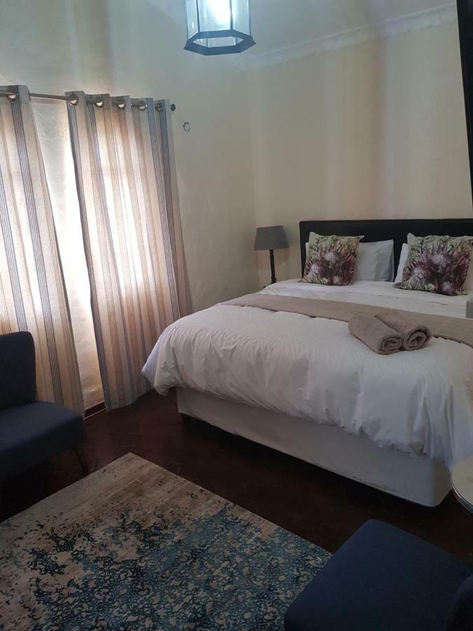 Airport Tower Lodge Кемптън Парк Екстериор снимка