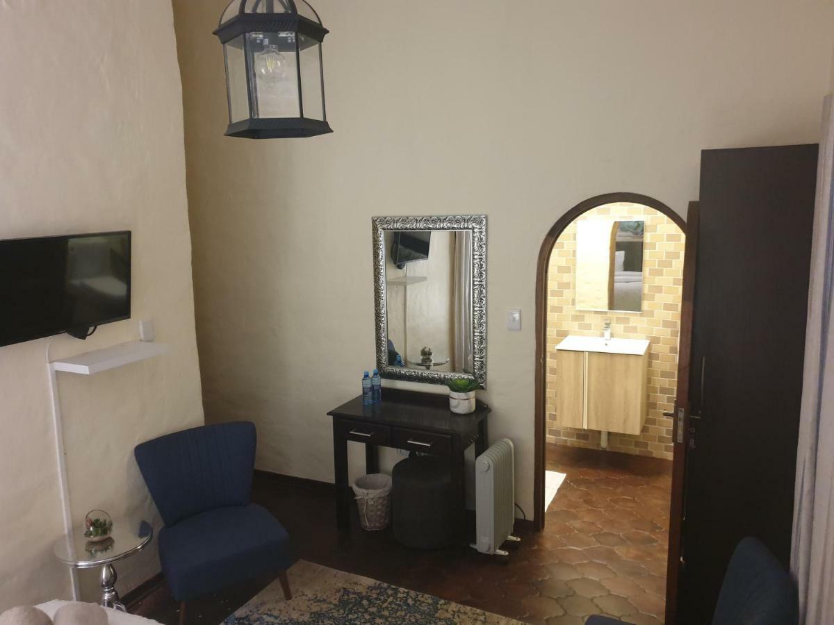 Airport Tower Lodge Кемптън Парк Екстериор снимка